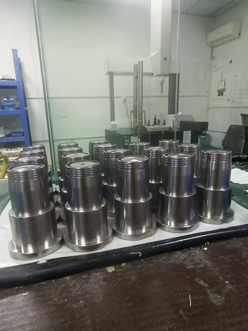 Precision cap mold threaded core