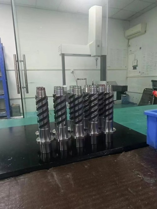 Precision cap mold threaded core