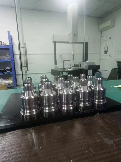 Precision cap mold threaded core