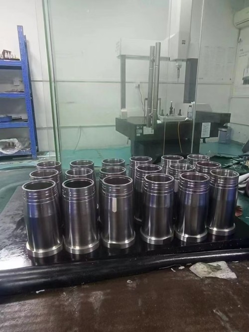 Precision cap mold threaded core