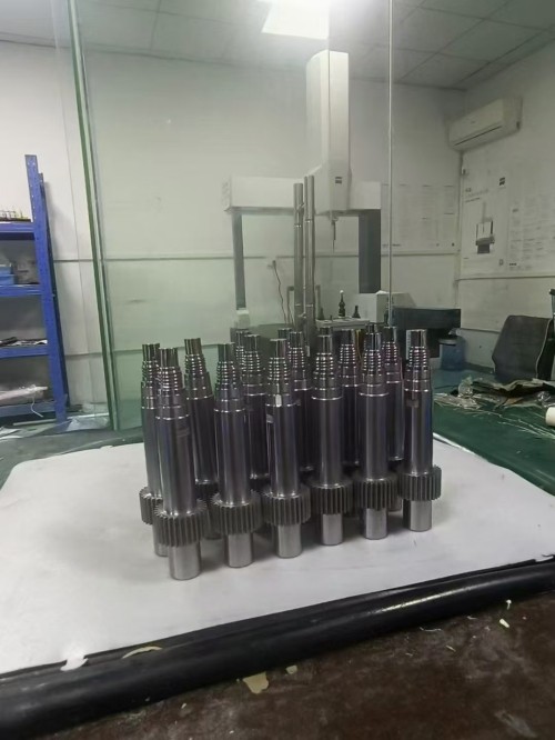 Precision cap mold threaded core